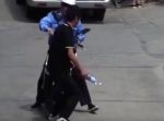 わざとらしすぎる当たり屋と接触したのは警察官だった…！