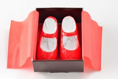 【横浜土産】童謡“赤い靴”の世界が小さな一箱に凝縮！　靴型チョコレートがかわいらしい『横浜チョコレート「赤い靴」』