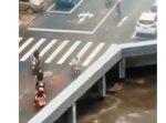 バイクたちはどこいった！？　異空間に吸い込まれていくように見える動画。