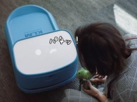 空港で荷物を運んでくれるかわいいヤツ。AI機能搭載の自走運搬ロボットはパチクリとお目目でコミュニケーション