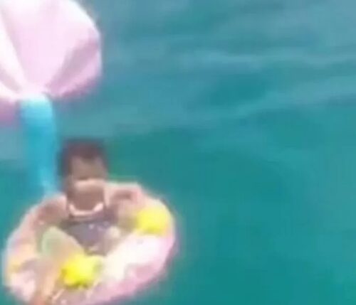 チュニジアのビーチで赤ちゃんが漂流