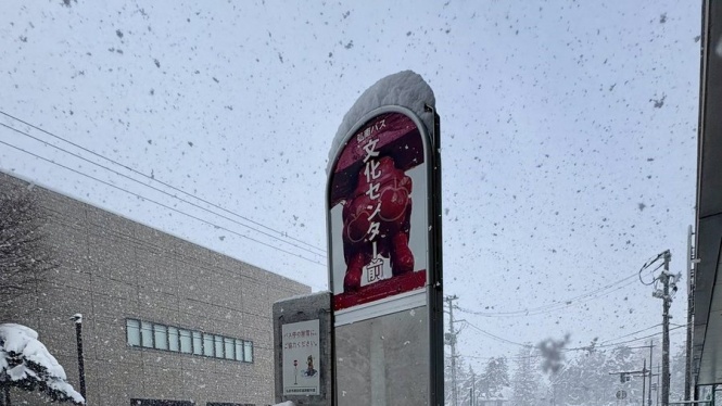 「雪国は助け合い」「一石二鳥」　弘前市内のバス停で体験可能な〝救出体験〟にネット驚がく