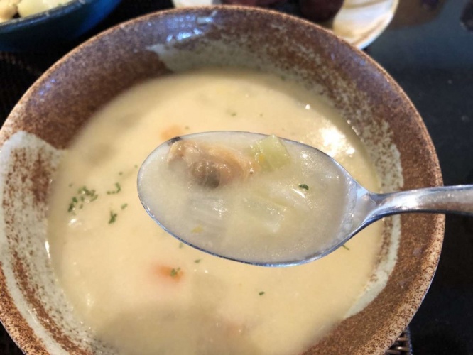 クラムチャウダー。細かく刻まれた野菜が美味しい
