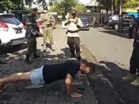 バリ島ではマスク着用義務を違反した観光客が、腕立て伏せの刑を科せられる（インドネシア）