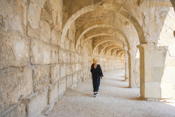 “2世紀に作られた劇場”が現役!?　海外逃亡感あふれる「トルコ・アンタルヤの遺跡」がすごかった