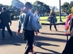 アジアの不思議系女子！？　長ネギと散歩している姿を目撃される