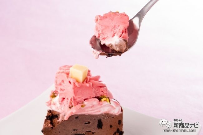 アイスケーキをスプーンですくう様子