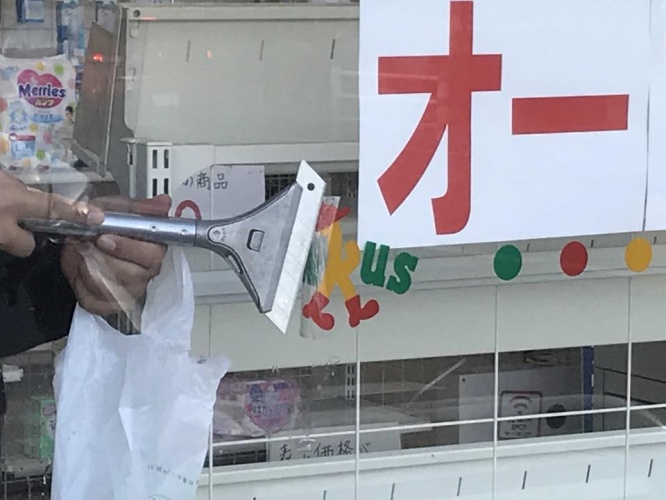 剥がされるステッカー
