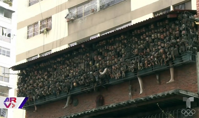 これはホラーです。古い人形で埋め尽くされた最恐のベランダの風景