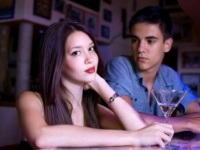 じっと見つめてくる男性心理と、見つめられたときの正しい反応