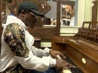 その演奏はあまりにも素晴らしかった。男性客が店のピアノを弾いたところ、感動した店主がピアノをプレゼント（アメリカ）