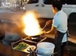 鍋を振る料理人、道路の向こうへ届ける方法がスゴい！