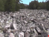 知られざる自然の驚異。水の代わりに大量の岩石で埋め尽くされたロシアにある「石の大河」