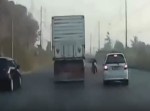 衝突寸前！　対向車線のバイクを回避した映像をご覧ください…