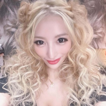 インスタグラム:加藤紗里(@katosari)より