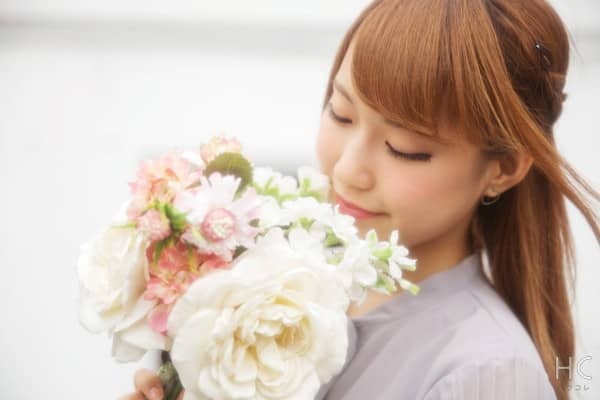 花を手にする女性