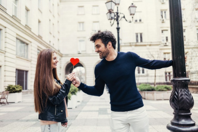 【12星座相性占い】今日あなたを想っているのは●●座の男性!
