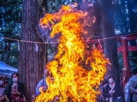 お焚き上げの炎が、見事な「龍」の姿に　奇跡の一瞬捉えた写真に反響「龍神様降臨」「圧倒されます」