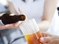 ベタだけどイイ！　飲み会でキュンとする「女子の行動」4つ