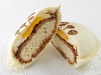 【上野土産】ガッツリ系には迷わずこれをチョイス！　パンダの限定焼き印が押された「ポケットサンド たまとろメンチかつ」