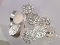 コスメデコルテの人気フェイスパウダーがリニューアル！　新しい5つの質感に注目。内側から輝く肌印象へ