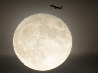 目指すは光り輝く衛星の上？　超巨大な「スーパームーン」と飛行機のコラボに大反響「素敵すぎ」「コックピットは特等席」