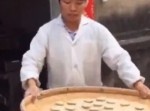 少林シェフなの？　生地さばきが卓越すぎて観光客「ほおお」