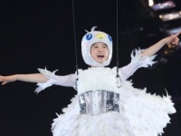 土屋太鳳がTGCの空を飛ぶ！　間宮祥太朗ら『トリガール！』メンバーと爽快ランウェイ
