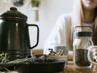 夫のコーヒーに漂白剤を入れて殺そうとした妻、司法取引で保護観察処分に
