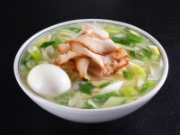バラそば（写真は半熟味玉子トッピング＋120円）