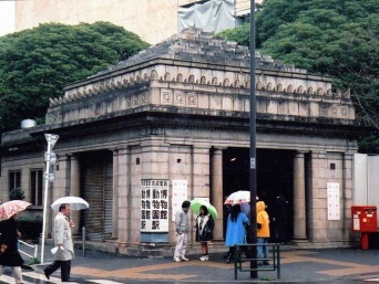 博物館動物園駅（画像はWikimedia Commons