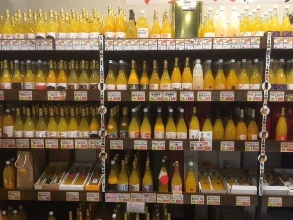 ずらりと棚に並んだミカンジュース（写真は、髭を失ったフレンズ＠not_higeoさん