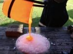 一体どうなる！？　ドロドロの溶岩 vs ドライアイスの対決の行方は…？
