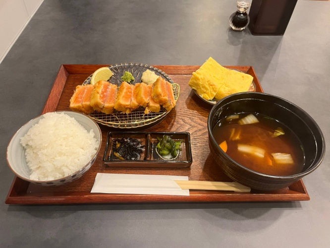 【白米おかわり自由の旅！Vol.2】レアなサーモンカツと出汁巻き卵でご飯が進む！いま川崎で話題の「食堂 薪」