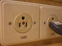 赤に緑、茶色……どういう違いなの？ 病院ではカラーの「コンセント」が使われているワケ