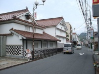 西条酒蔵通り（Inajiさん撮影、Wikipediaより）