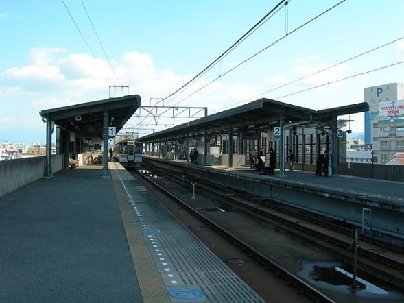 JR今治駅ホーム（Rsaさん撮影、Wikimedia Commonより）