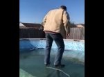 凍ったプールの上を歩いてみた男！　最後は案の定・・・（笑）