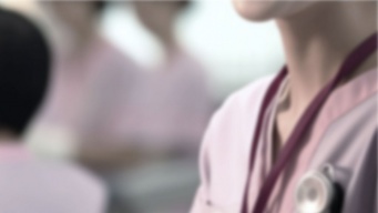 「毎日のように来てくれた母や祖母が面会に来なかった雪の日。入院中の幼い私はナースステーションに呼ばれて...」（東京都・60代男性）