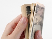 給料明細、こっそり見てぇ！　正直、彼女の給料の額が気になる男子●●％