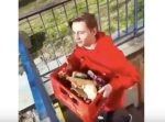 運ぶ途中にバランスを崩すも、命がけで酒たちを守ったヒーロー。