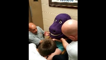 恐竜のマスクをかぶったら頭が抜けなくなった！→消防団も巻き込む大騒ぎにｗｗｗ