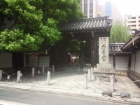 頂法寺六角堂の入口（Yanajin33さん撮影、Wikimedia Commons