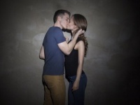 隠れてキスキスキス……！「付き合っていない男性とのキス」エピソード6つ！