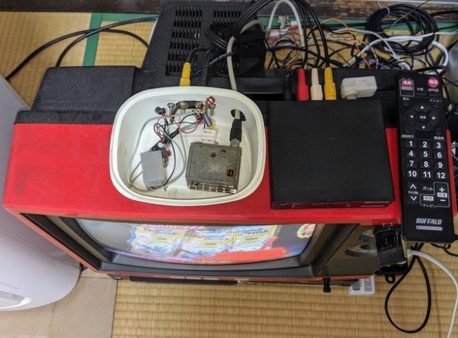 マーガリンのケースに必要な電源回路を入れている