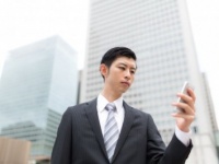 月末でスマホの速度制限が!!　そのとき男性は･･････しのぎ方11選