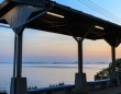 まるで「千と千尋」の世界　愛媛にある〝海と近すぎる駅〟の朝焼けにうっとり
