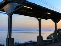 まるで「千と千尋」の世界　愛媛にある〝海と近すぎる駅〟の朝焼けにうっとり