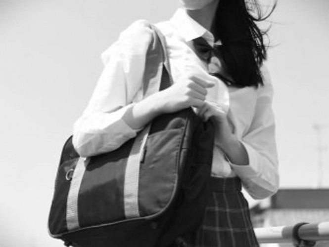 通りがかったのは女子高生(画像はイメージ)