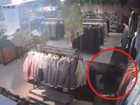 中国のショッピングモールで突然床が抜け落ちる事故が発生。買い物客が落下